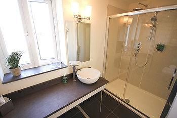 Отель Quinlan & Cooke Boutique Townhouse Кэрсивин Экстерьер фото